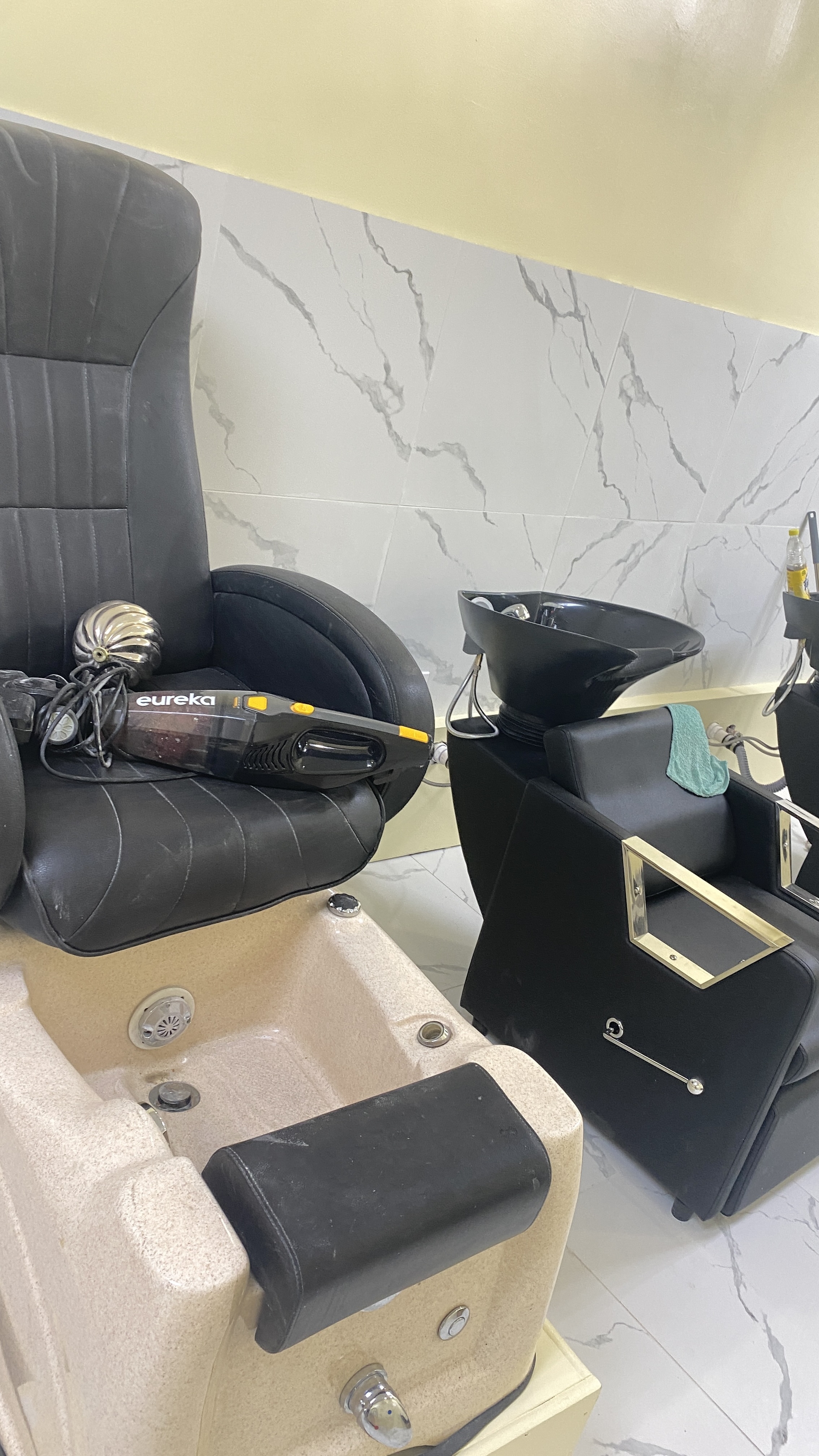 Salon chair and space for rental