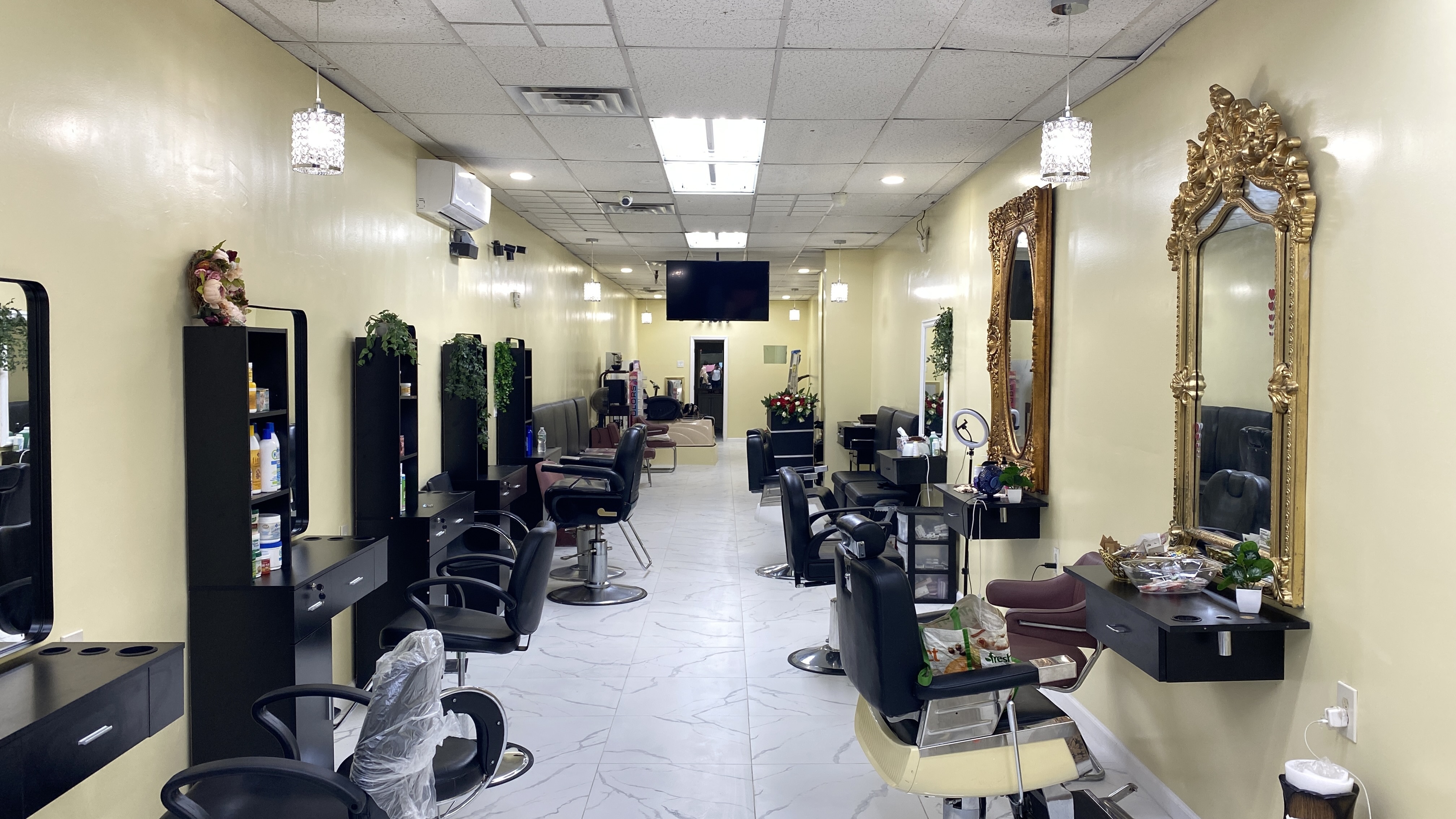 Salon chair and space for rental