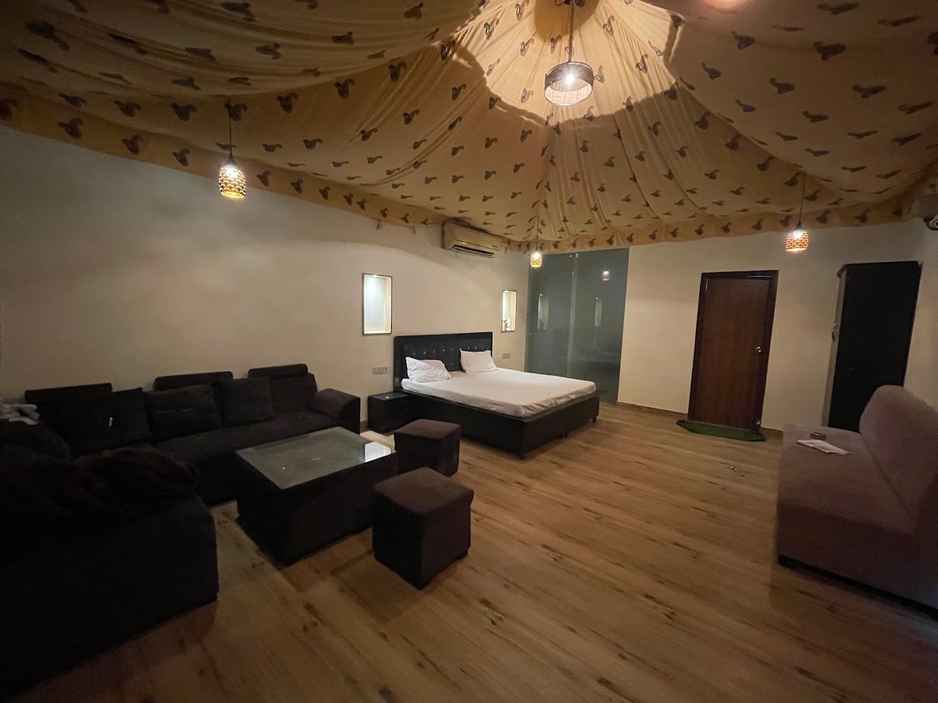 The Rustic Villa: The luxury Villa in Jaipur for Parties and Family Party Villa in Jaipur 