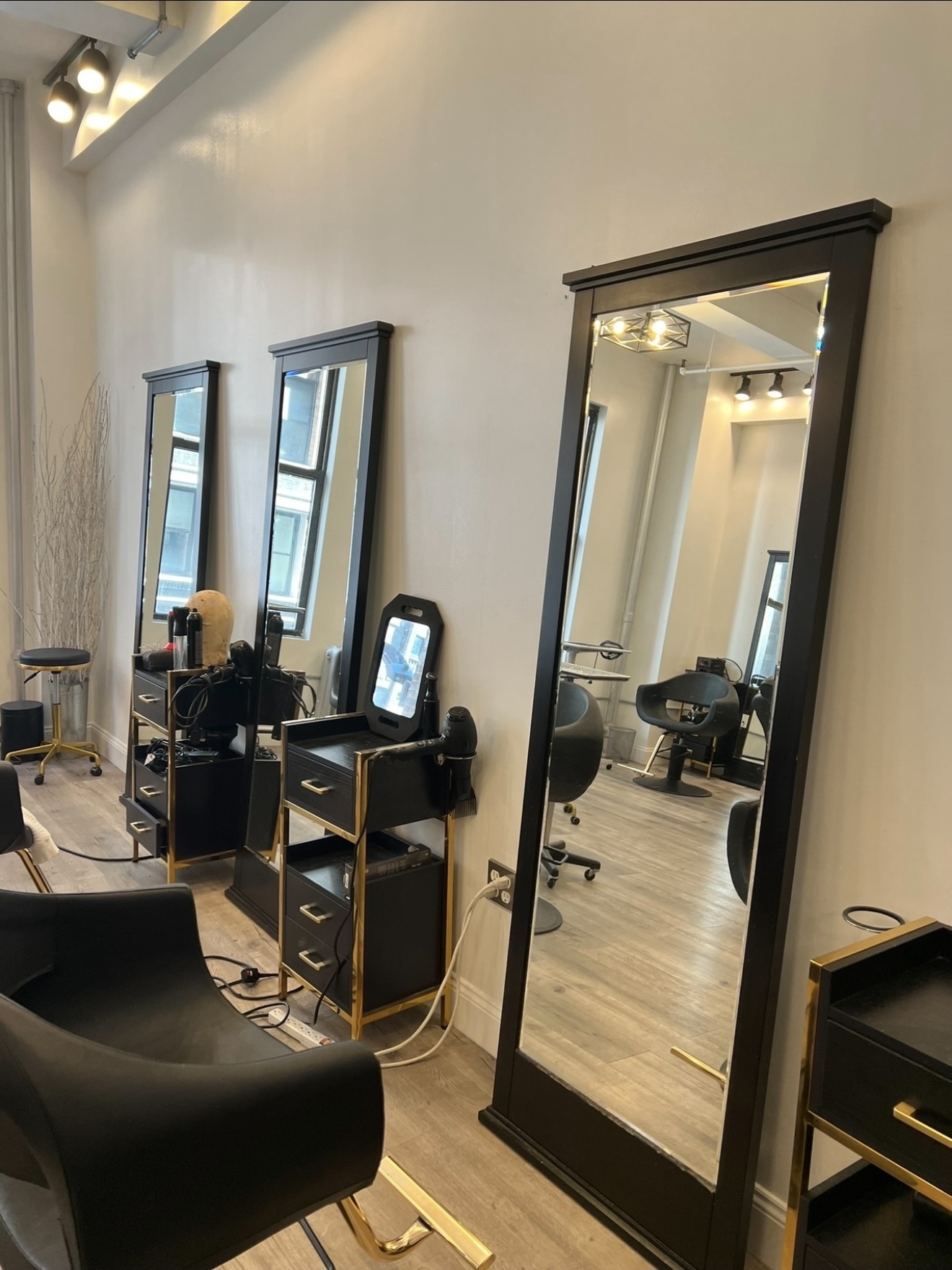 Salon chairs for rent