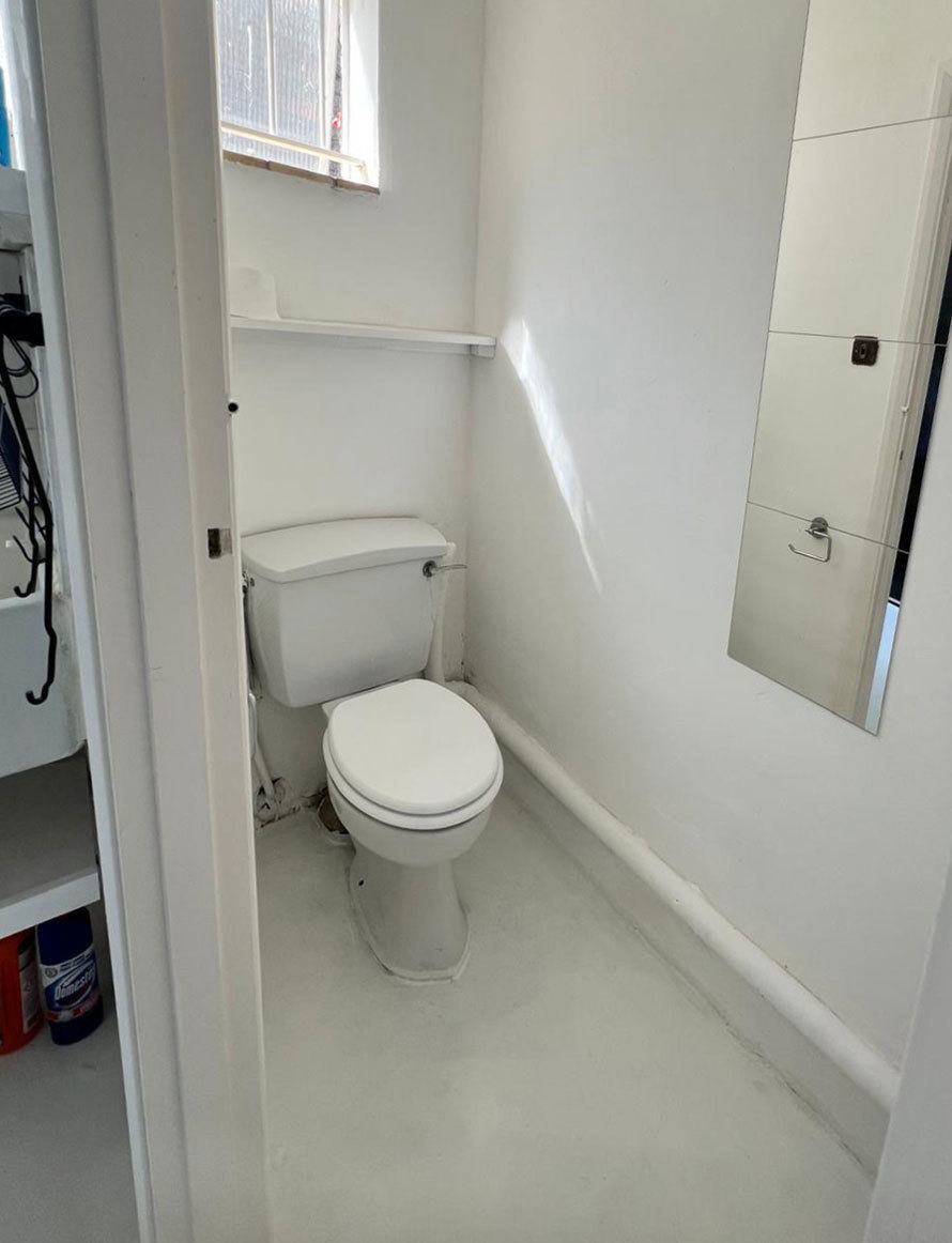 Small Studio available suitable for 3 desks with own sink and toilet Small Studio available suitable for 3 desks with own sink and toilet