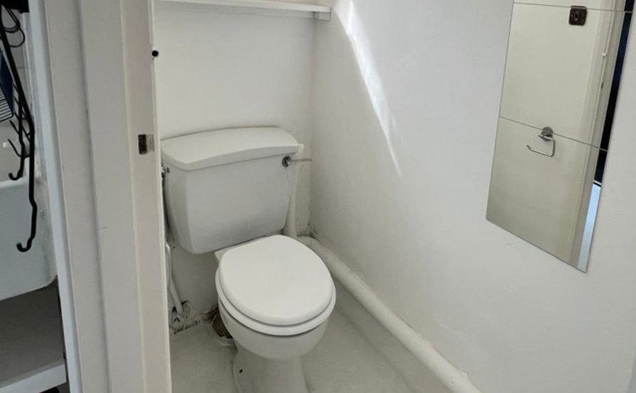Small Studio available suitable for 3 desks with own sink and toilet Small Studio available suitable for 3 desks with own sink and toilet