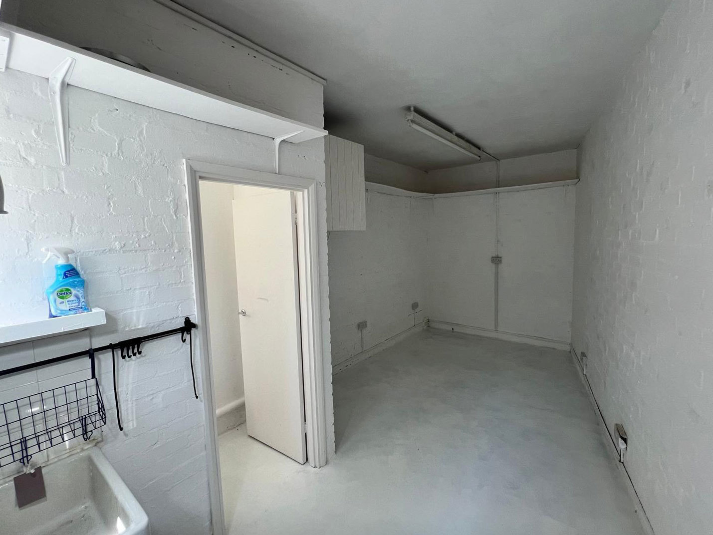 Small Studio available suitable for 3 desks with own sink and toilet Small Studio available suitable for 3 desks with own sink and toilet