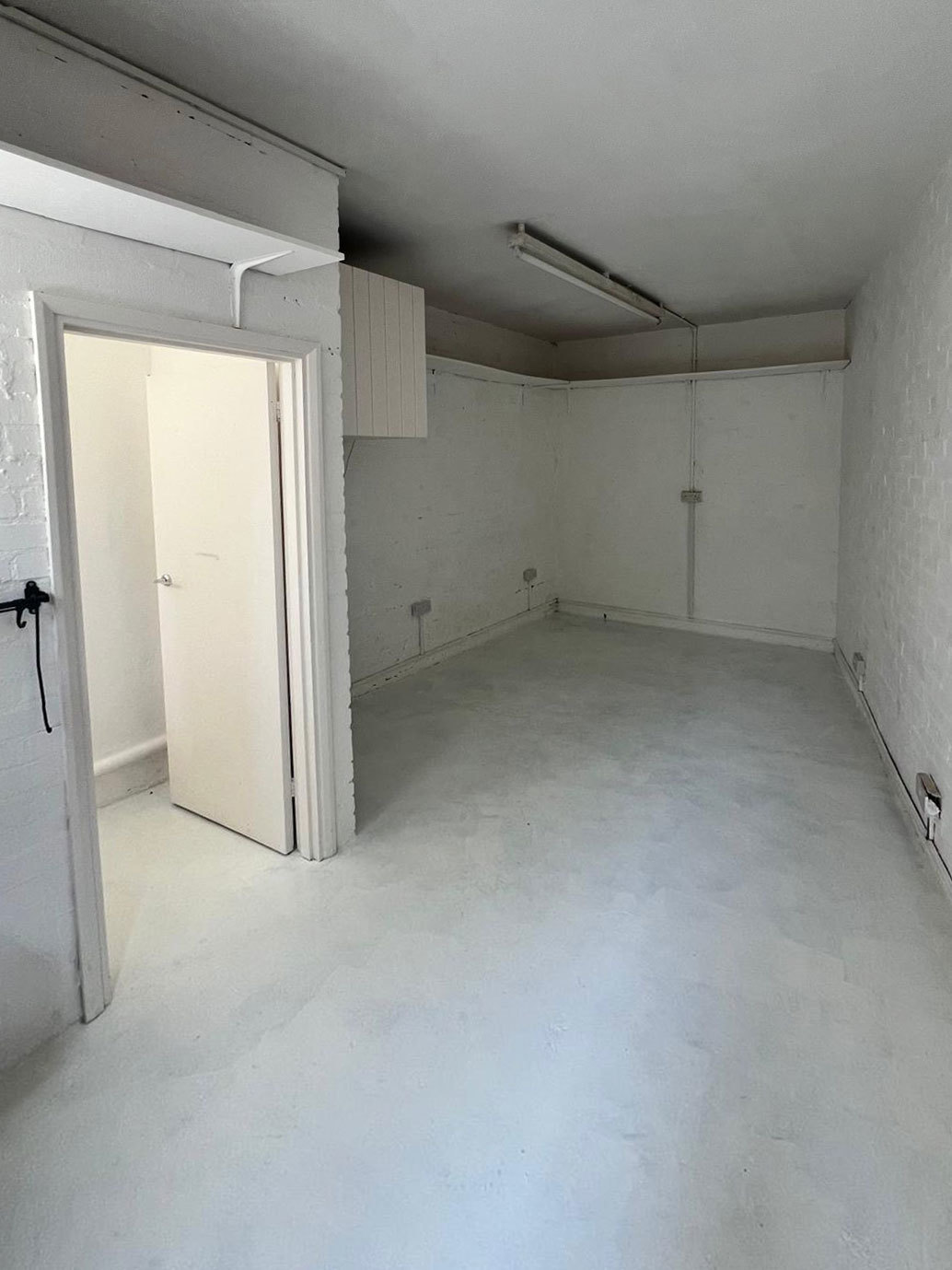 Small Studio available suitable for 3 desks with own sink and toilet Small Studio available suitable for 3 desks with own sink and toilet