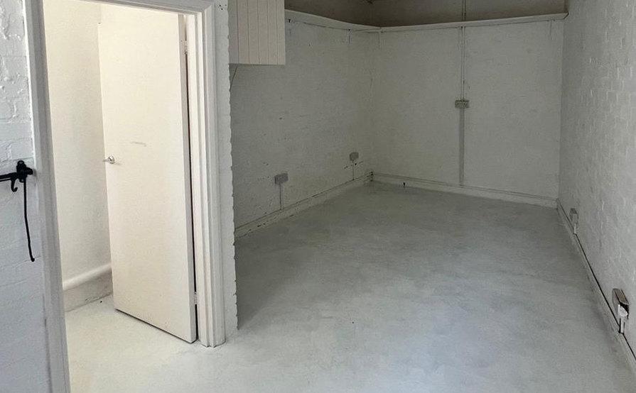 Small Studio available suitable for 3 desks with own sink and toilet Small Studio available suitable for 3 desks with own sink and toilet