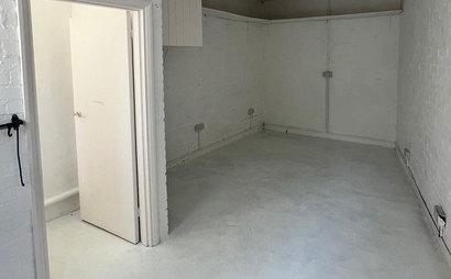 Small Studio available suitable for 3 desks with own sink and toilet Small Studio available suitable for 3 desks with own sink and toilet