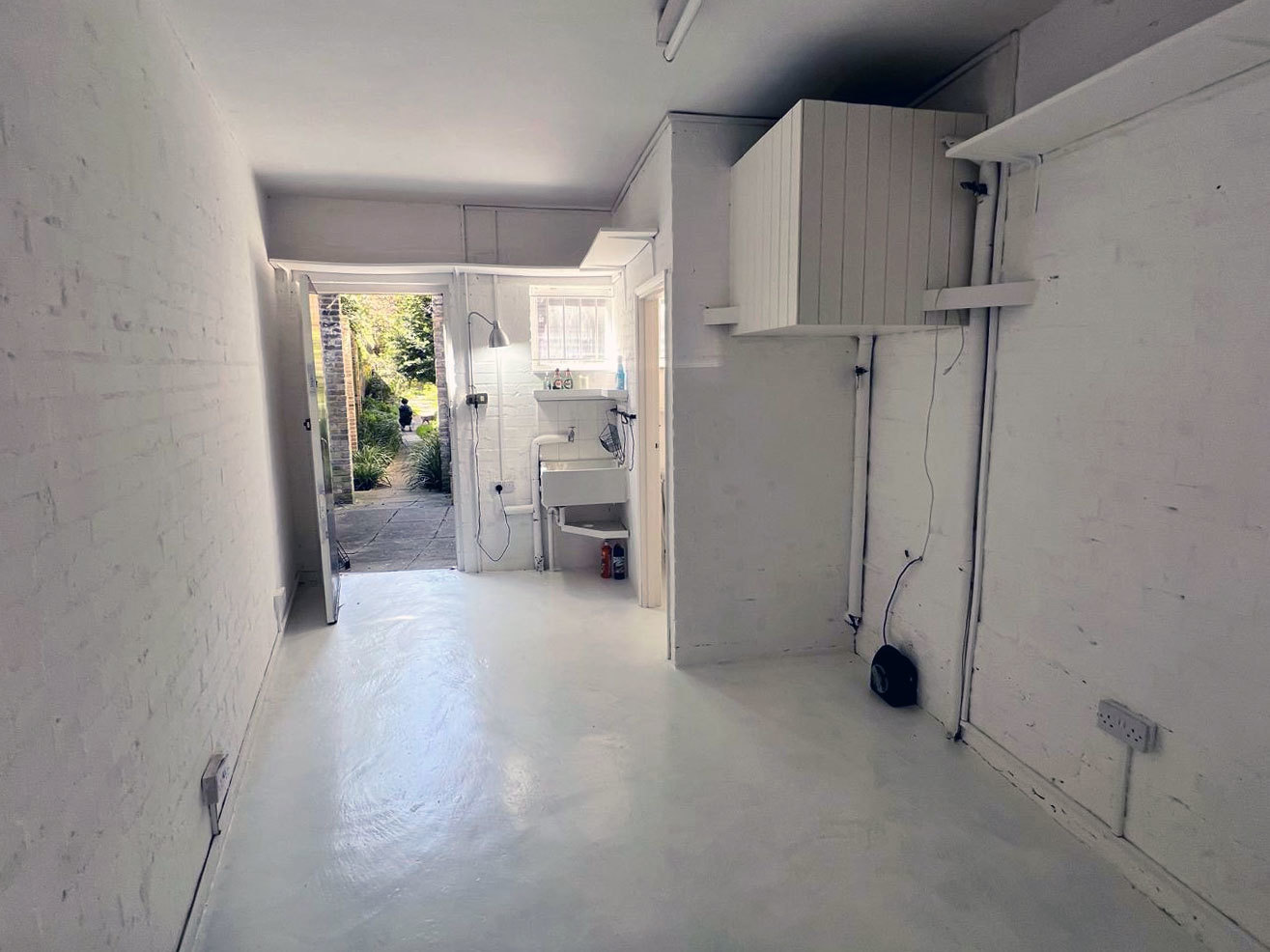 Small Studio available suitable for 3 desks with own sink and toilet Small Studio available suitable for 3 desks with own sink and toilet