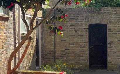 Small Studio available suitable for 3 desks with own sink and toilet Small Studio available suitable for 3 desks with own sink and toilet