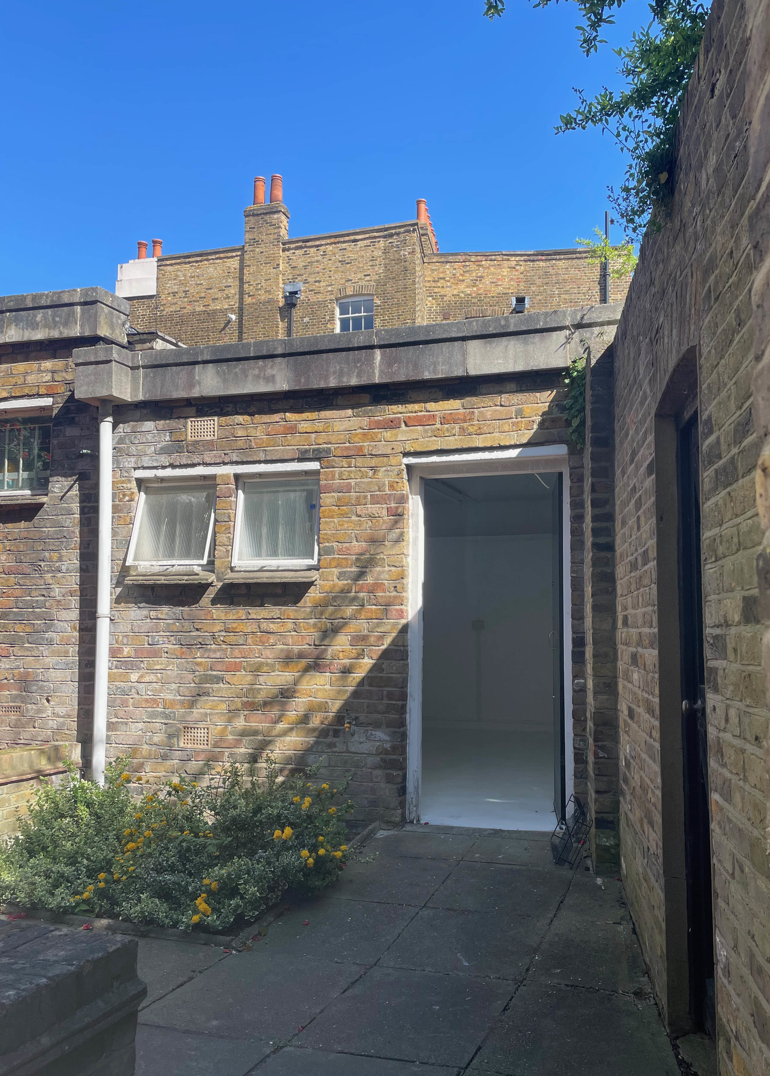 Small Studio available suitable for 3 desks with own sink and toilet Small Studio available suitable for 3 desks with own sink and toilet