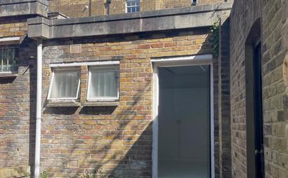 Small Studio available suitable for 3 desks with own sink and toilet Small Studio available suitable for 3 desks with own sink and toilet