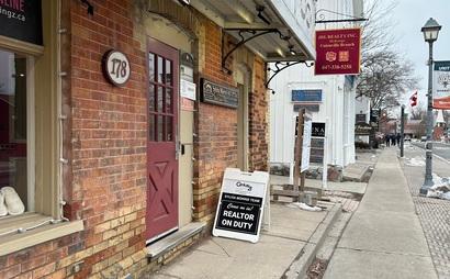 Executive office available for weekend rental or hourly weekend rate.