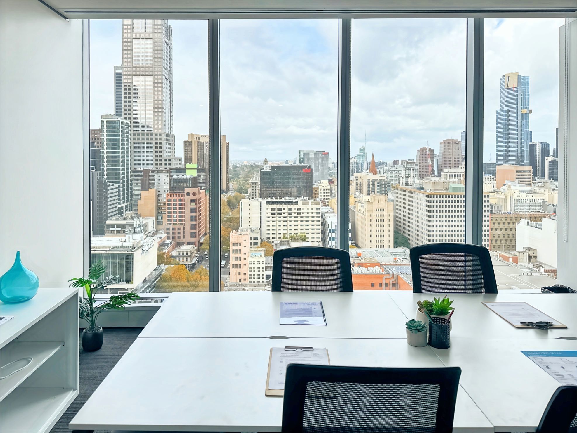 Fully serviced private office space for you and your team in Regus 180 Lonsdale Street 