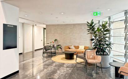 Fully serviced private office space for you and your team in Regus 180 Lonsdale Street 