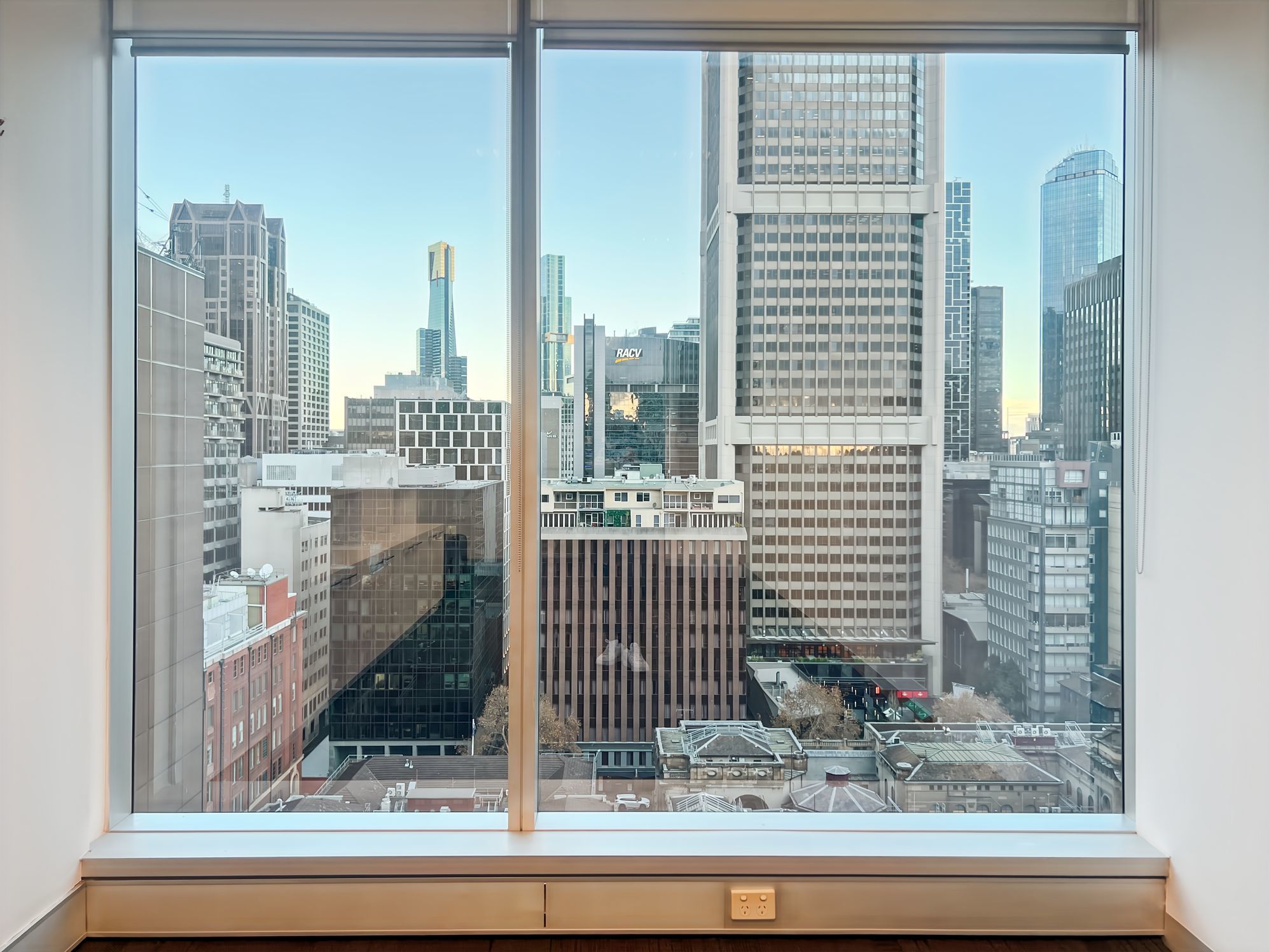 Fully serviced open plan office space for you and your team in Regus 460 Lonsdale Street Fully serviced open plan office space for you and your team in Regus 460 Lonsdale Street