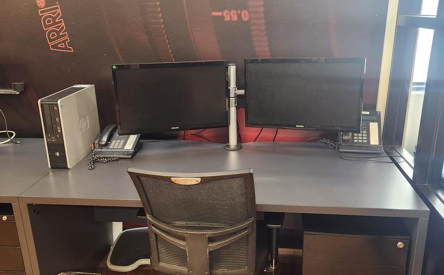 4 desks available in an Advertising Agency 4 desks available in an Advertising Agency