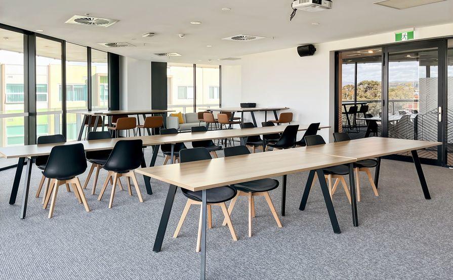 Book open plan office space for businesses of all sizes in Spaces The Heroic