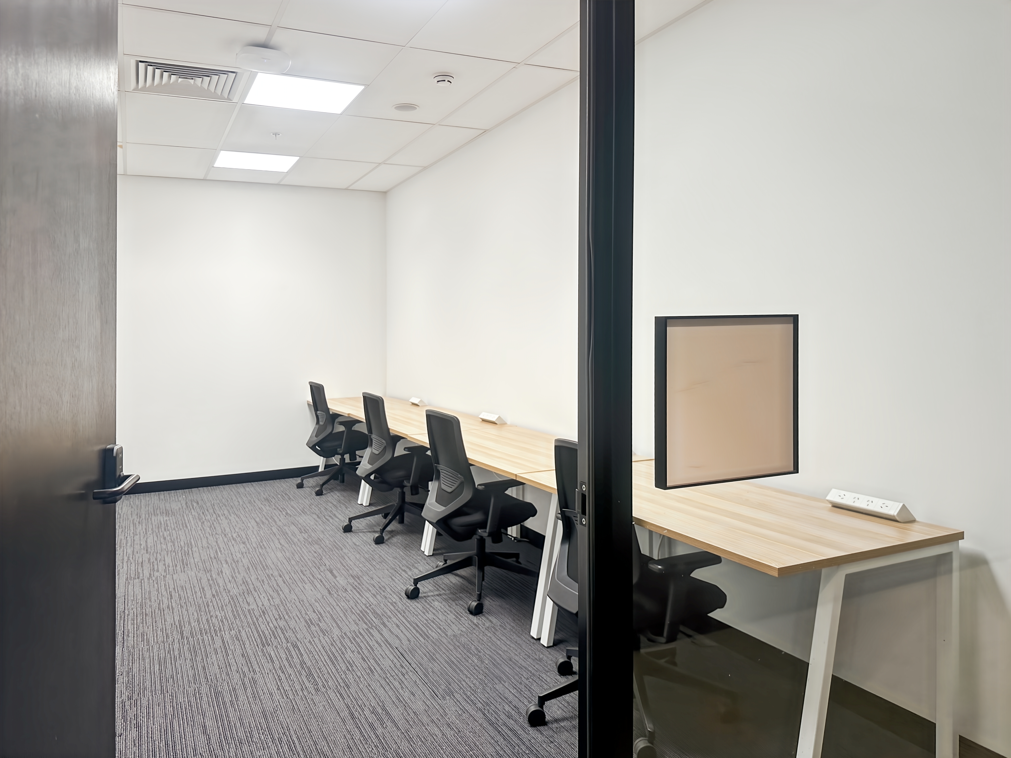 Tailor-made dream offices for 2 persons in Spaces Box Hill
