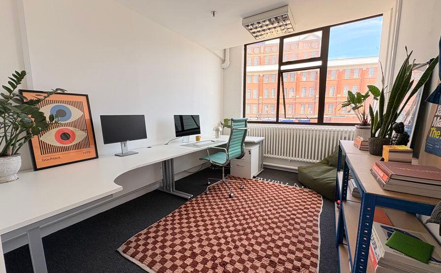 Fixed Desk Office Space in Creative Studio – Battersea SW8 3NS – £375 pcm (All bills included)