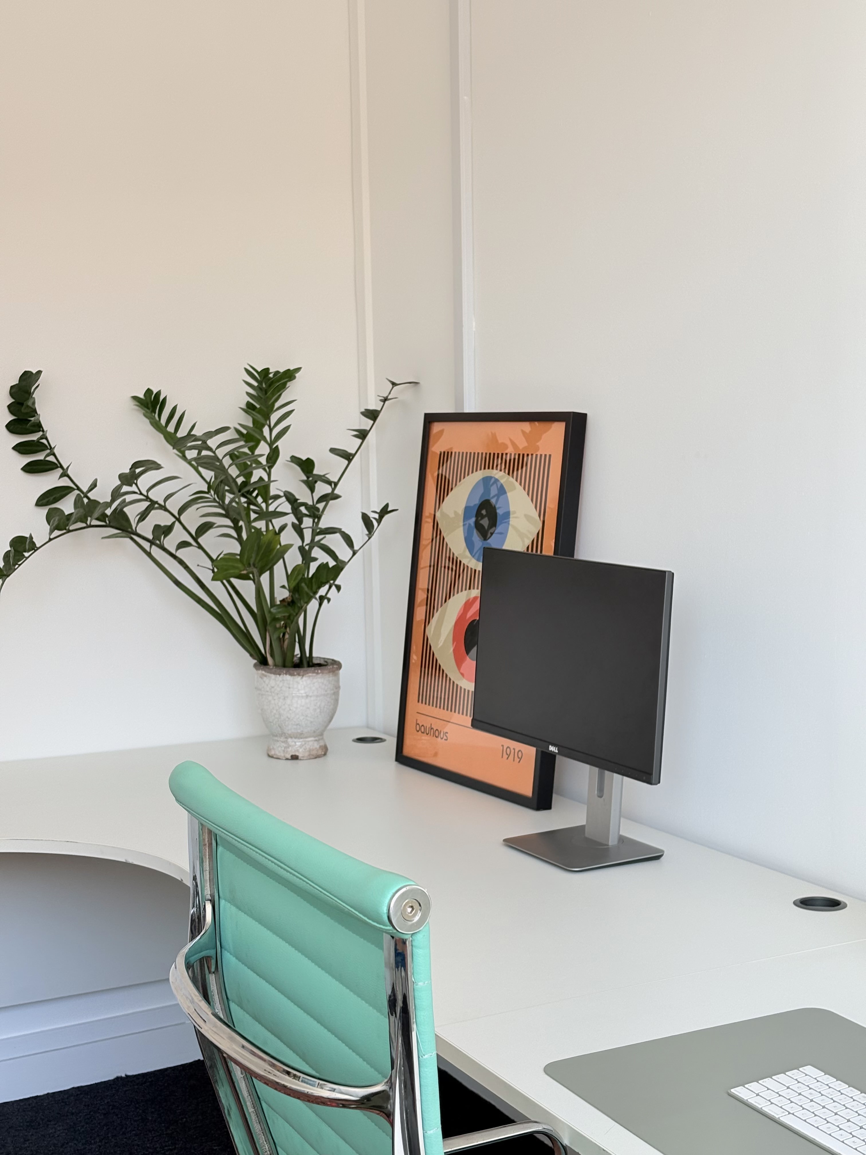 Fixed Desk Office Space in Creative Studio – Battersea SW8 3NS – £375 pcm (All bills included)
