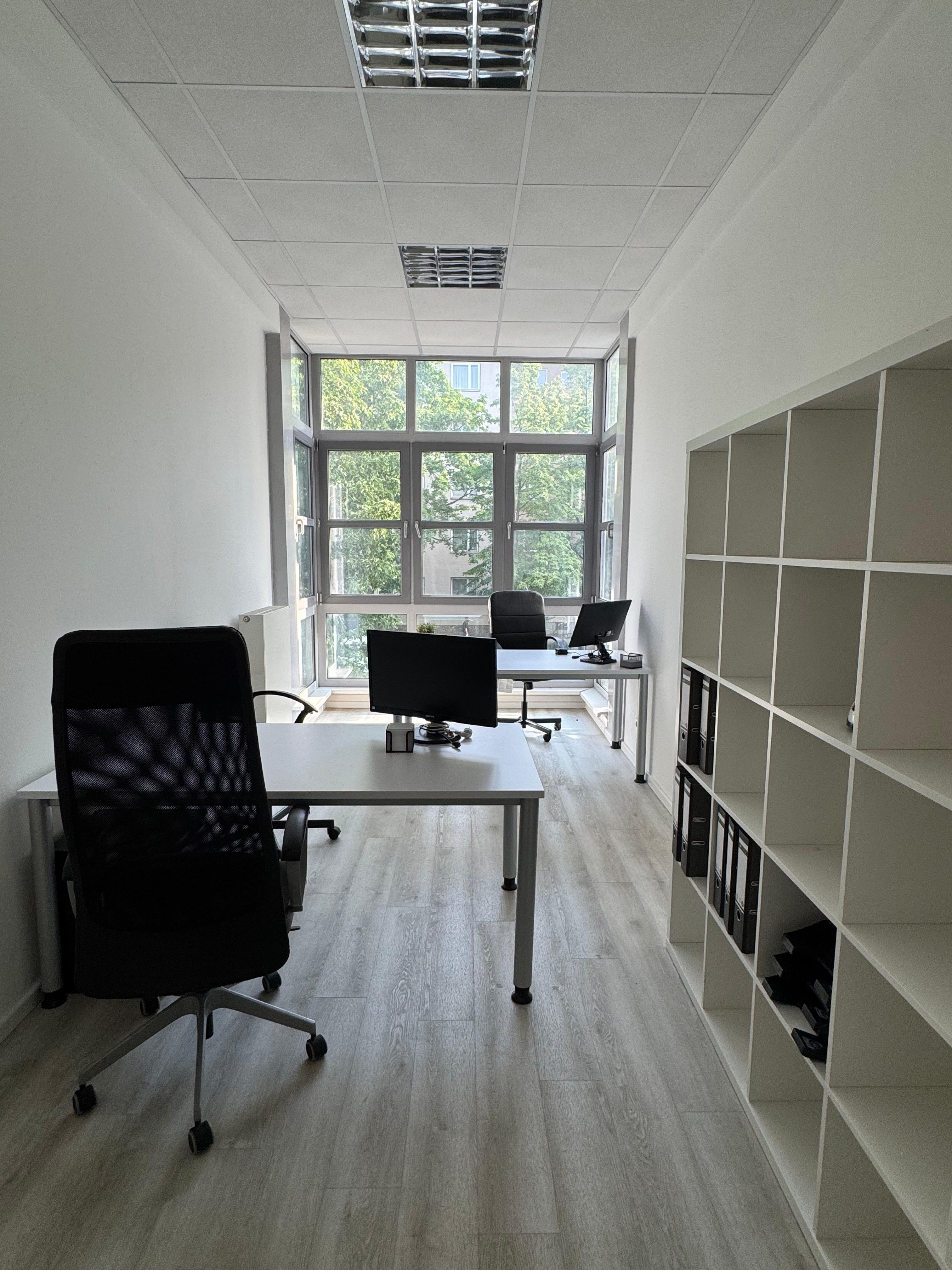 Furnished Desk with Monitor - Berlin Moabit