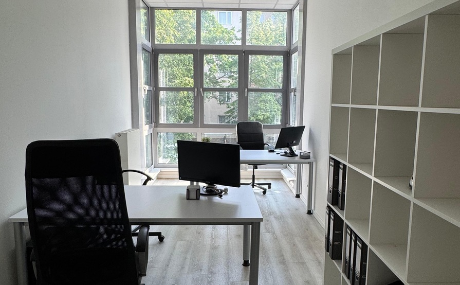Furnished Desk with Monitor - Berlin Moabit