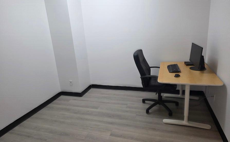 Private Office – DYDITECH Montreal (Quiet, Secure, WiFi Smart Lock)