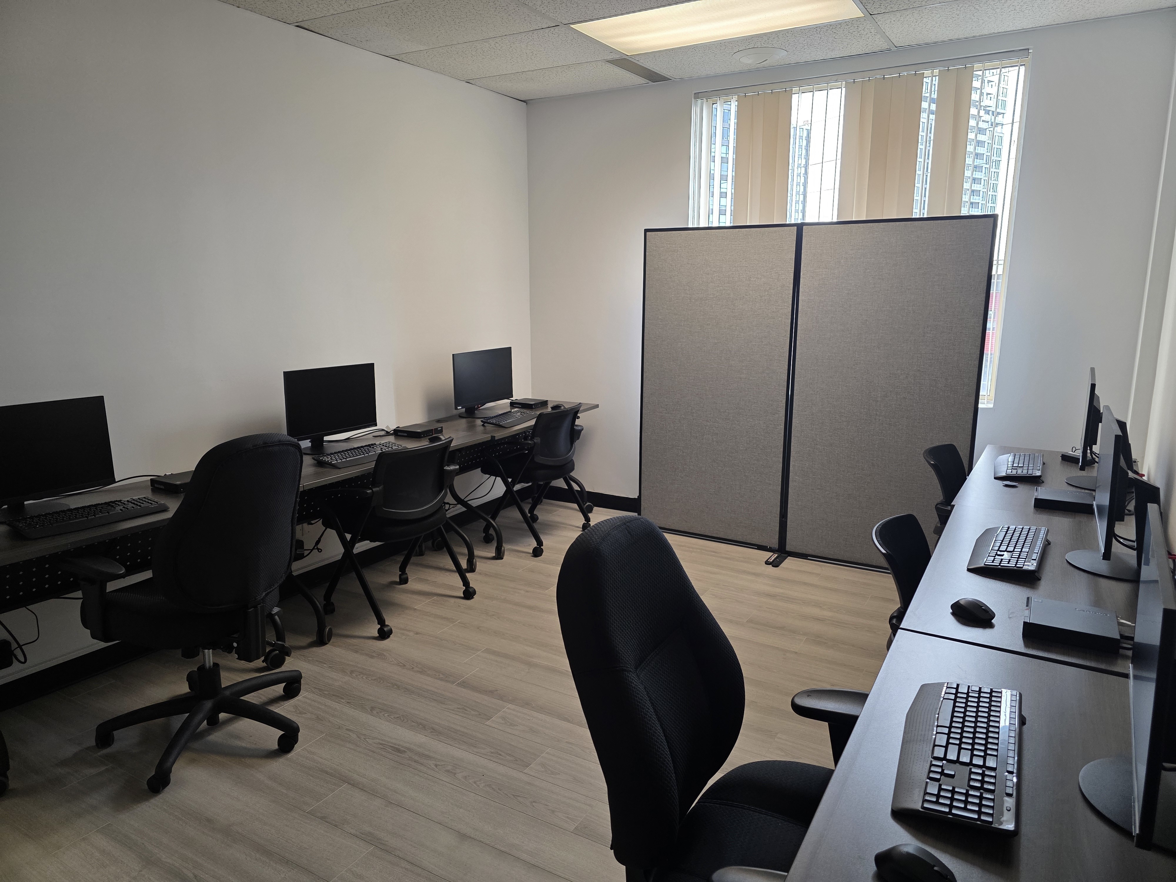 Training Room – DYDITECH Montreal (6 Workstations, Tech-Ready)