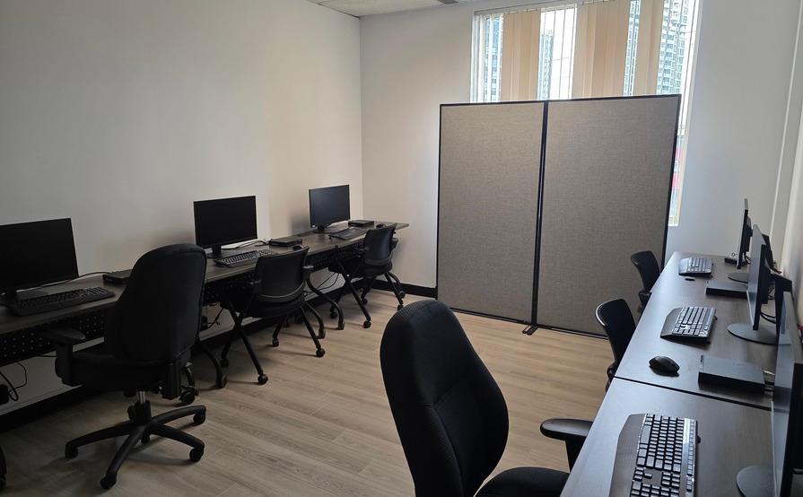 Training Room – DYDITECH Montreal (6 Workstations, Tech-Ready)