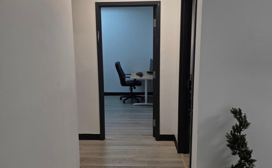 Training Room – DYDITECH Montreal (6 Workstations, Tech-Ready)