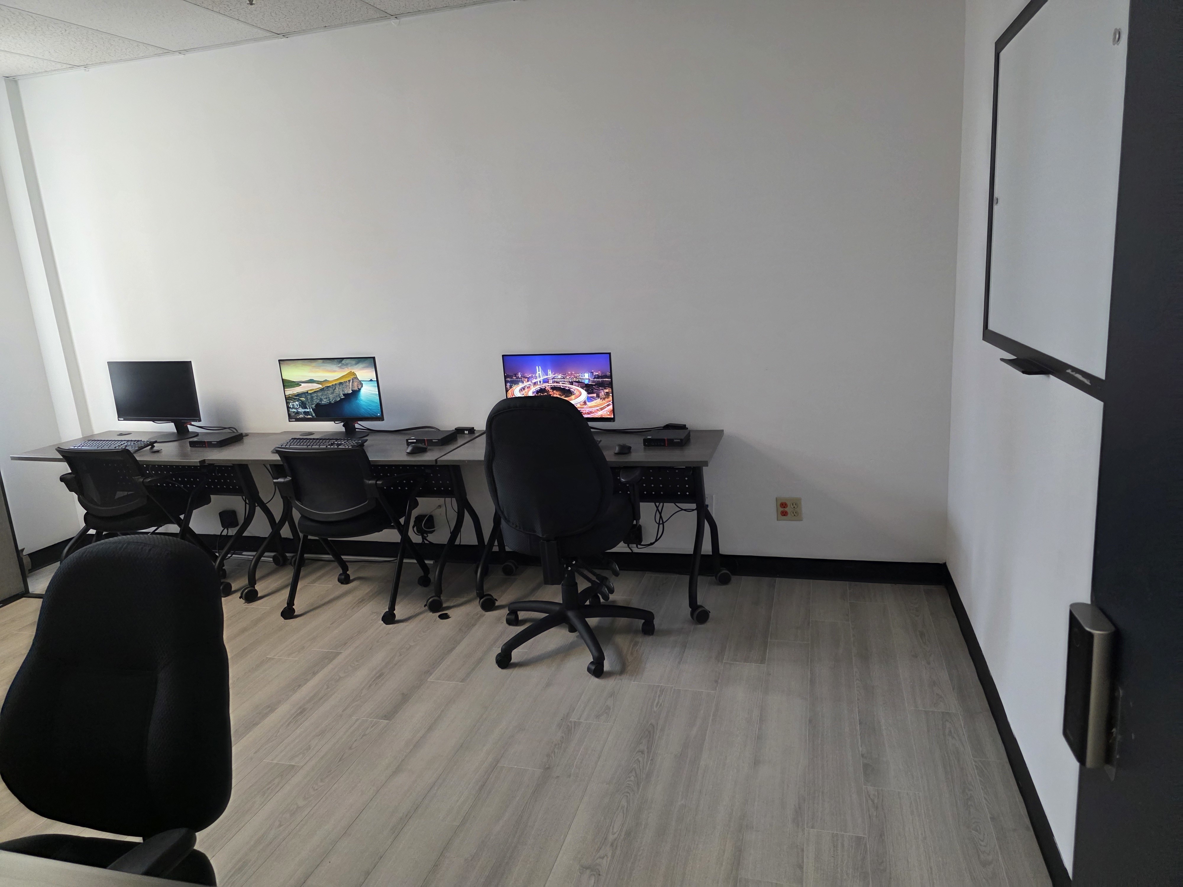Training Room – DYDITECH Montreal (6 Workstations, Tech-Ready)