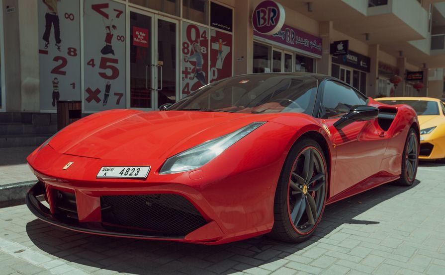 Monthly car subscriptions vs daily rentals for long term stays in Dubai