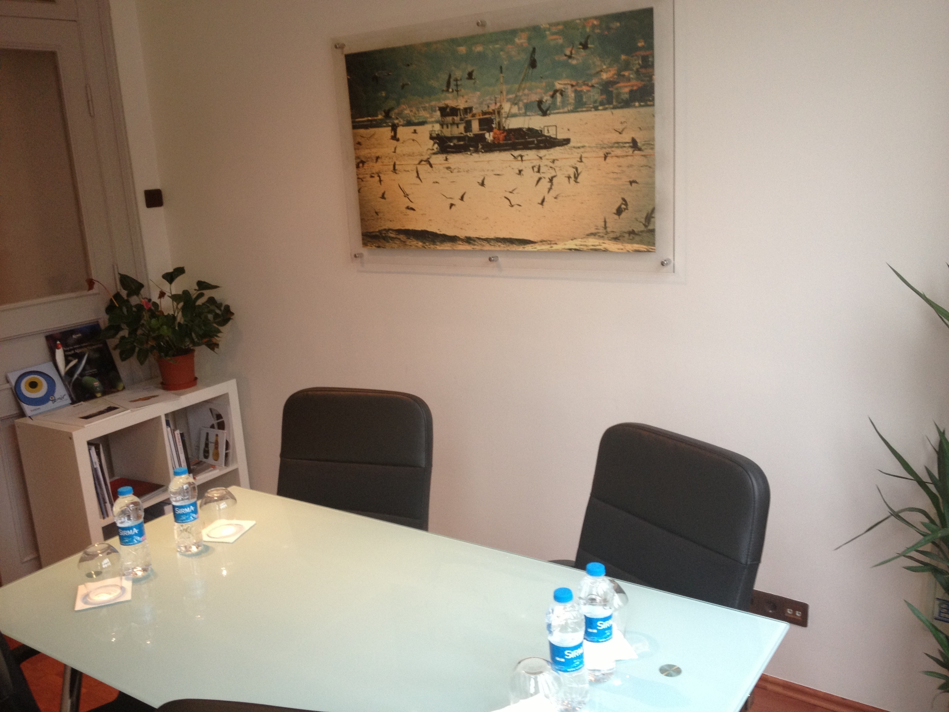 Shared Desk + Meeting room