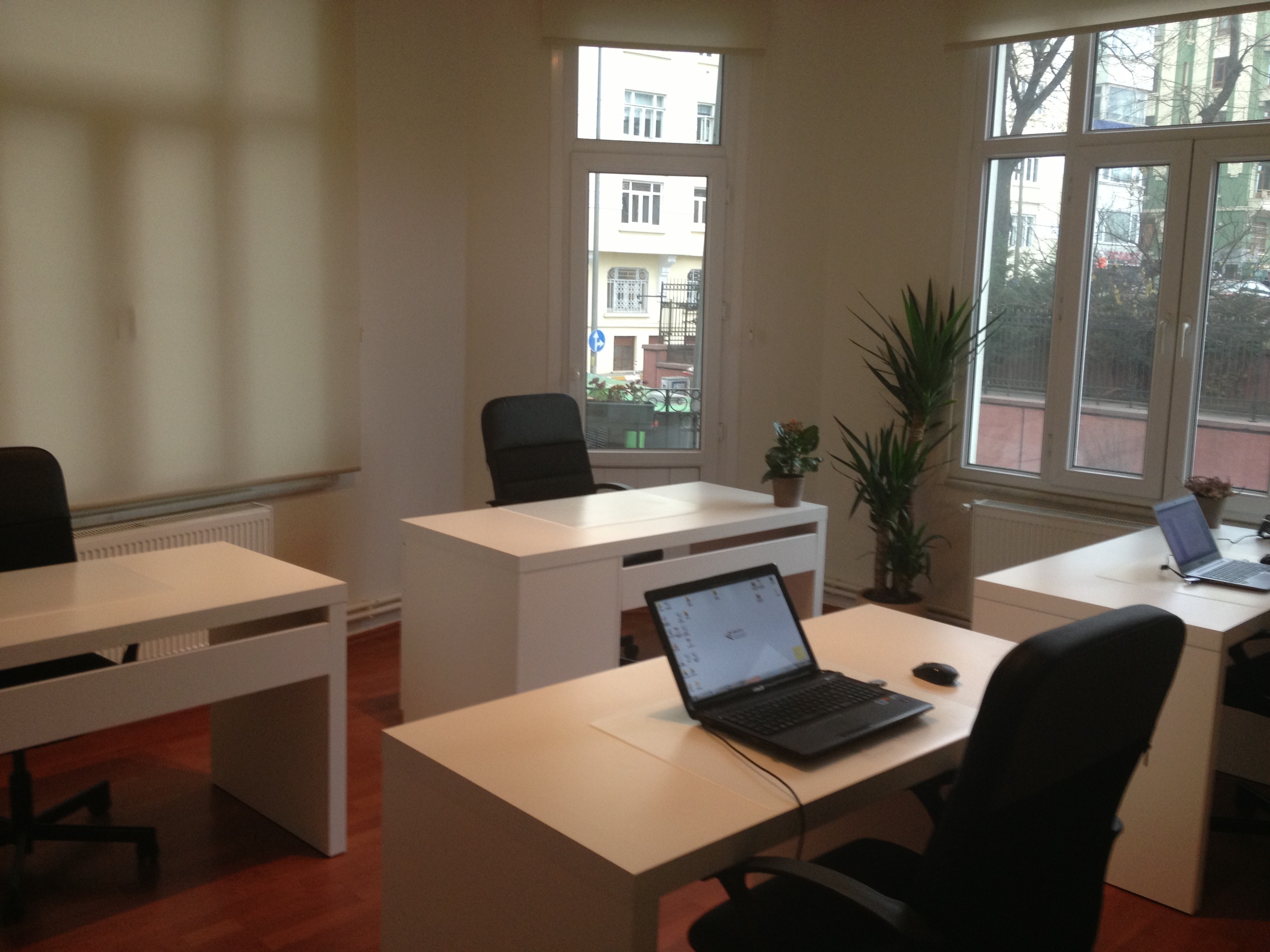Shared Desk + Meeting room