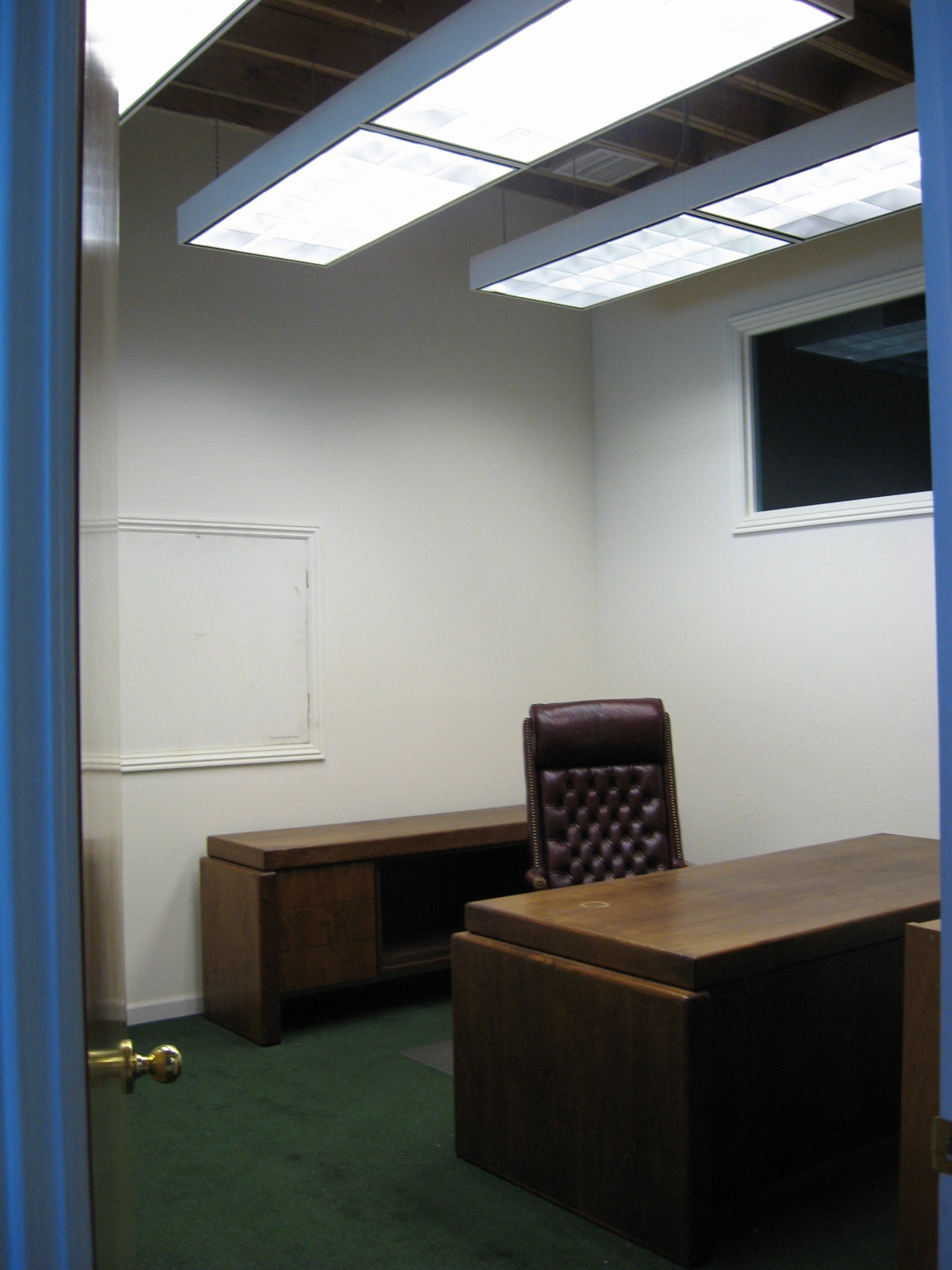 OFFICE & DESK SPACE OFFICE & DESK SPACE