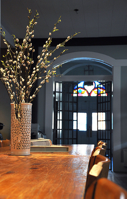 Shared desks, private conference rooms