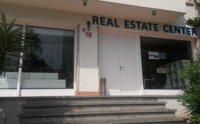 Open Desks in bright workspace Open Desks in bright workspace
