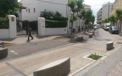 Open Desks in bright workspace Open Desks in bright workspace