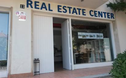 Open Desks in bright workspace Open Desks in bright workspace