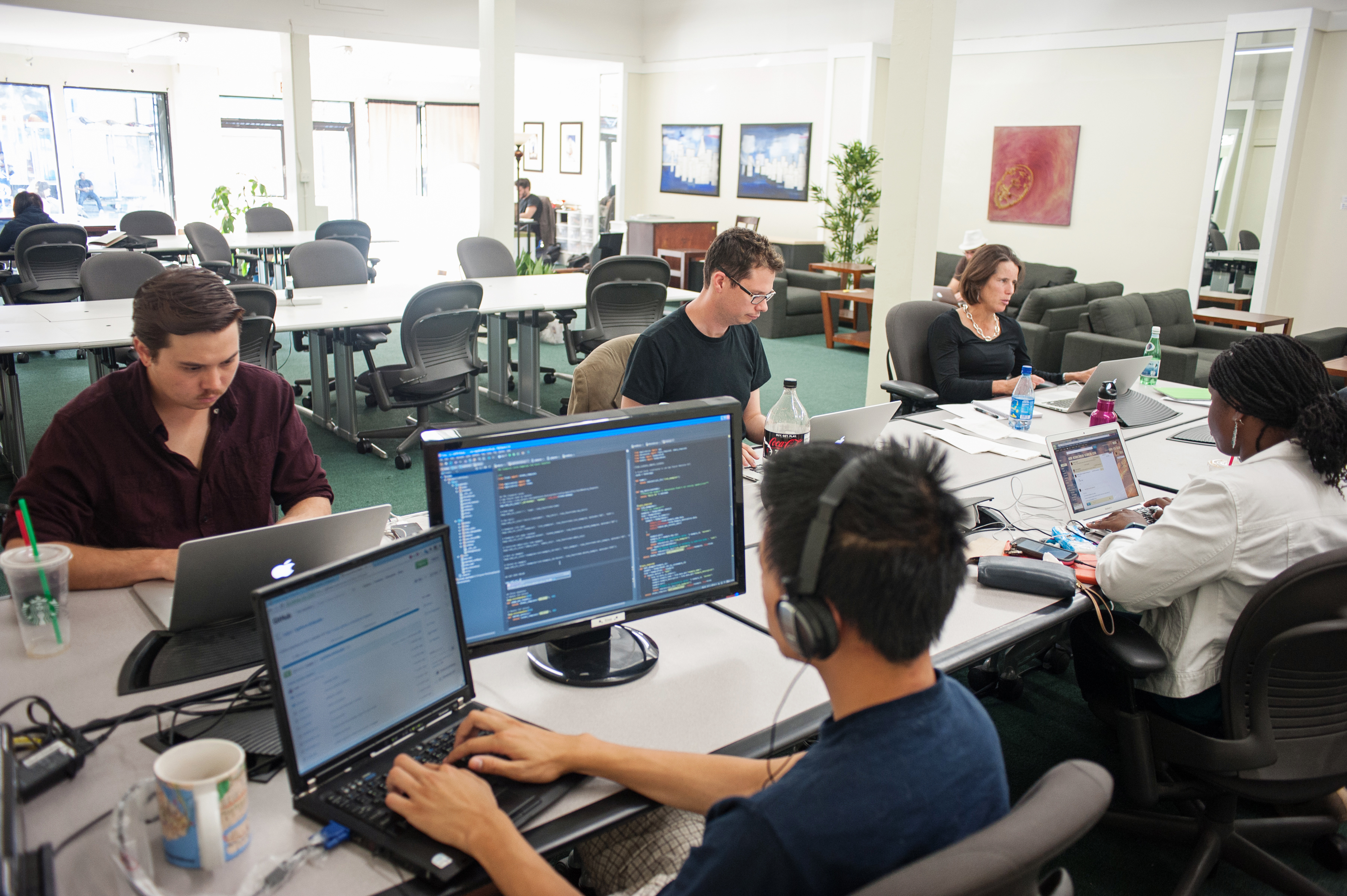 Shared and individual desks Shared and individual desks