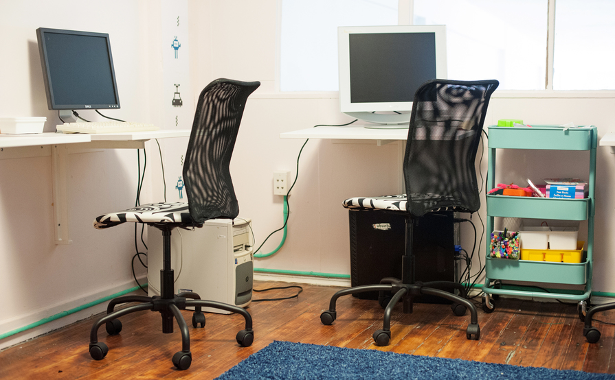 Shared and individual desks Shared and individual desks