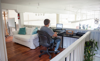 Shared and individual desks Shared and individual desks