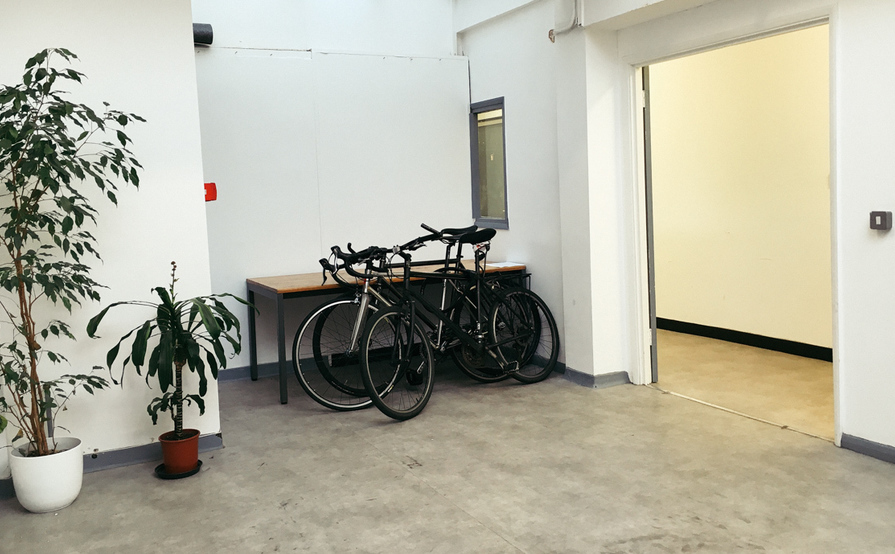 Creative Desk Space 5min away from Broadway Market Creative Desk Space 5min away from Broadway Market