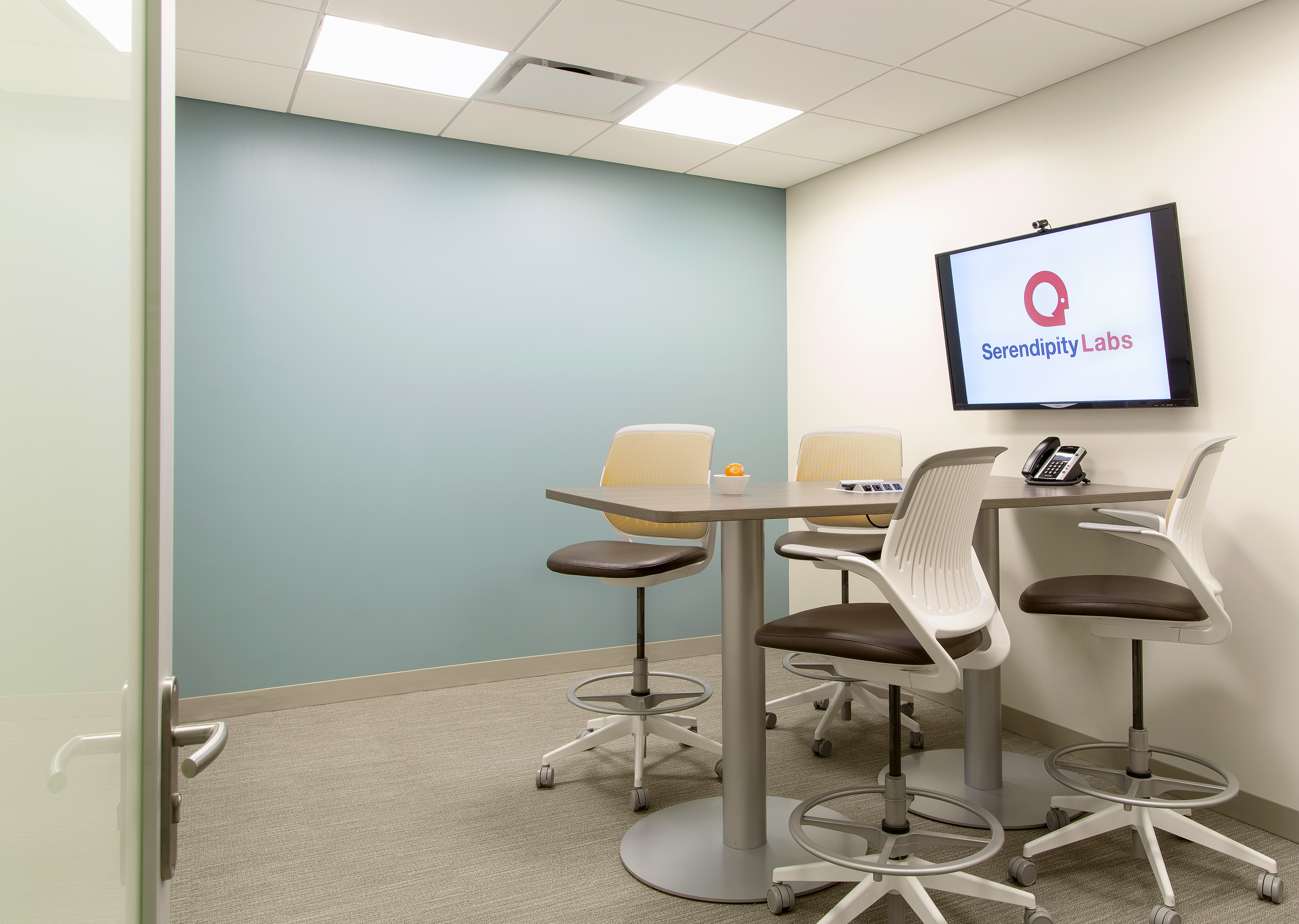 Meetup room for up to 4 Meetup room for up to 4