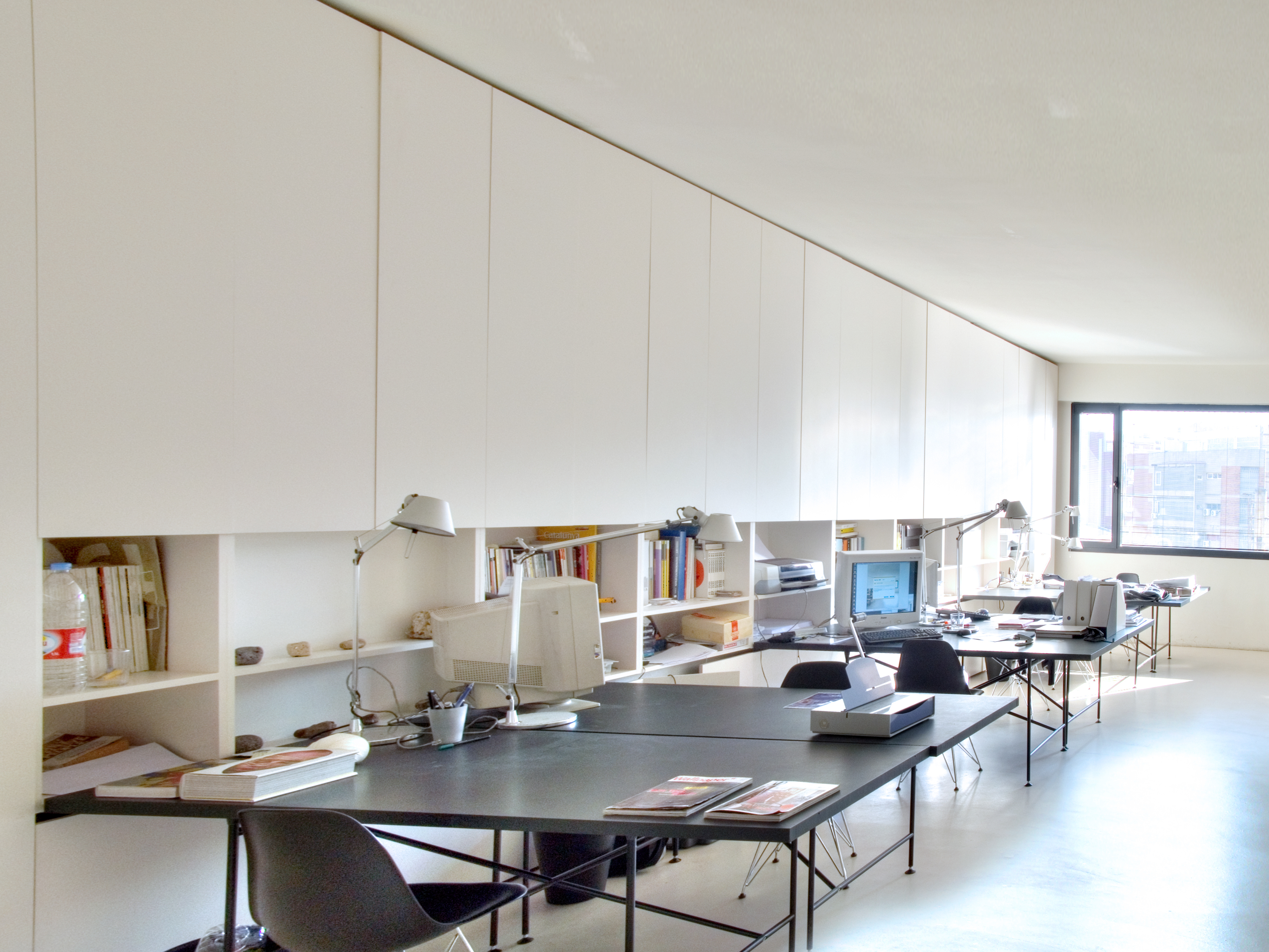 Fully equipped shared desks in a renovated sunny office Fully equipped shared desks in a renovated sunny office