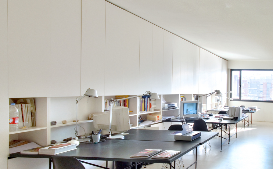 Fully equipped shared desks in a renovated sunny office Fully equipped shared desks in a renovated sunny office