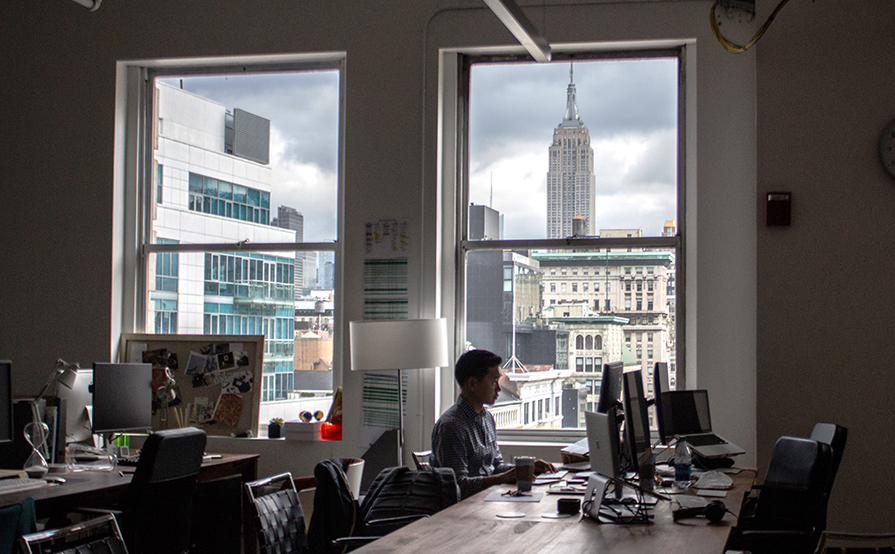 Individual desks in a spacious and bright communal loft