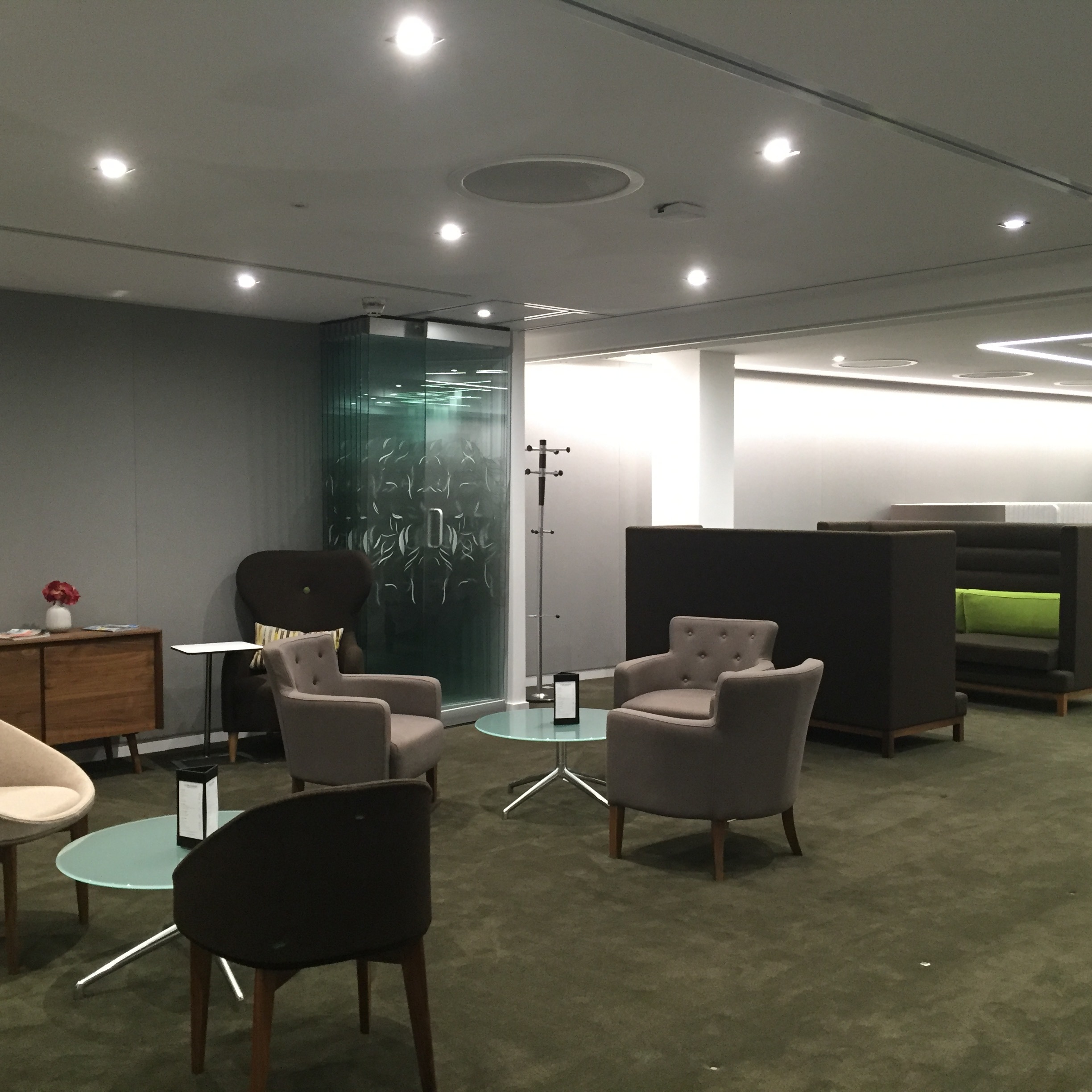 Desks for 6 people available at the Bank, London