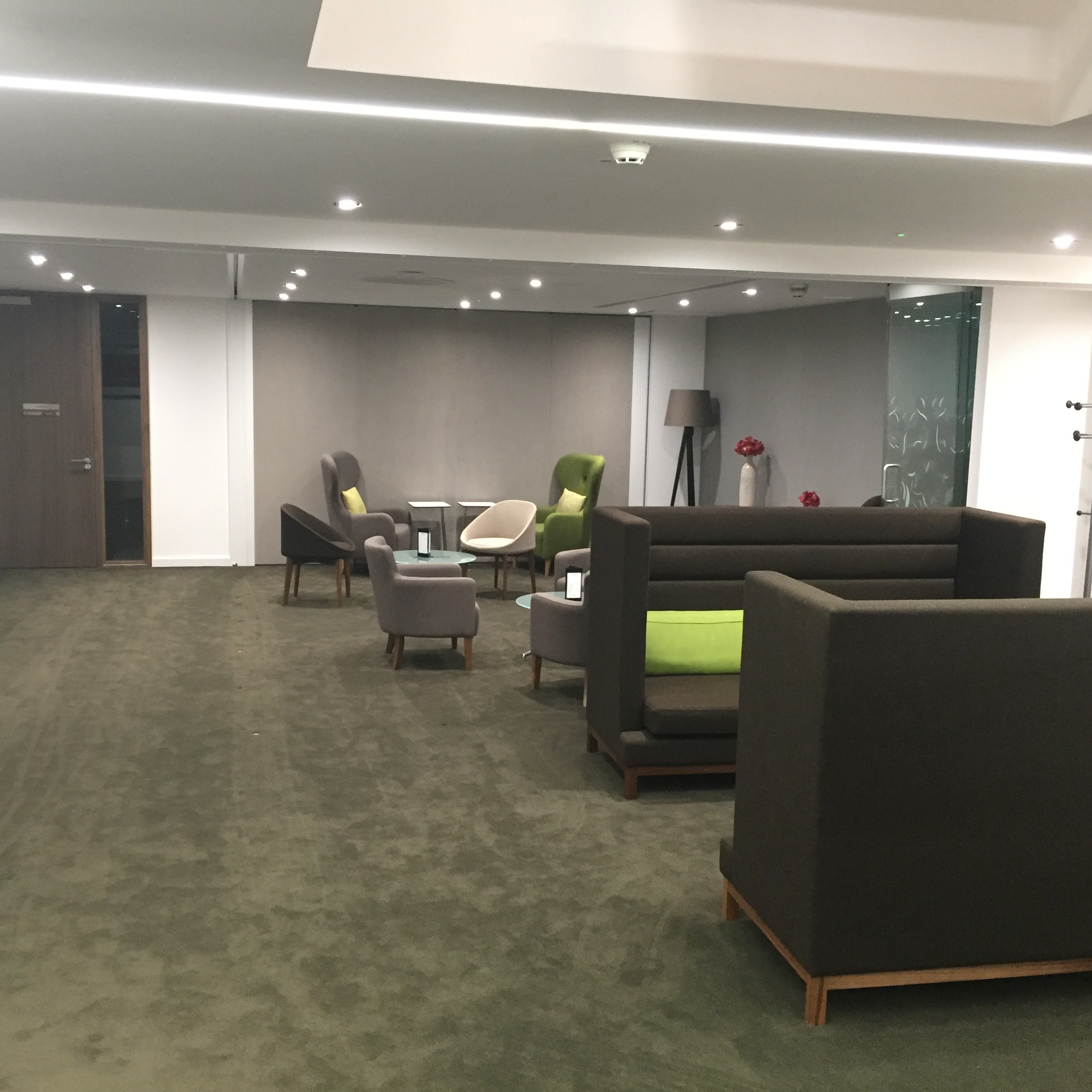 Desks for 6 people available at the Bank, London