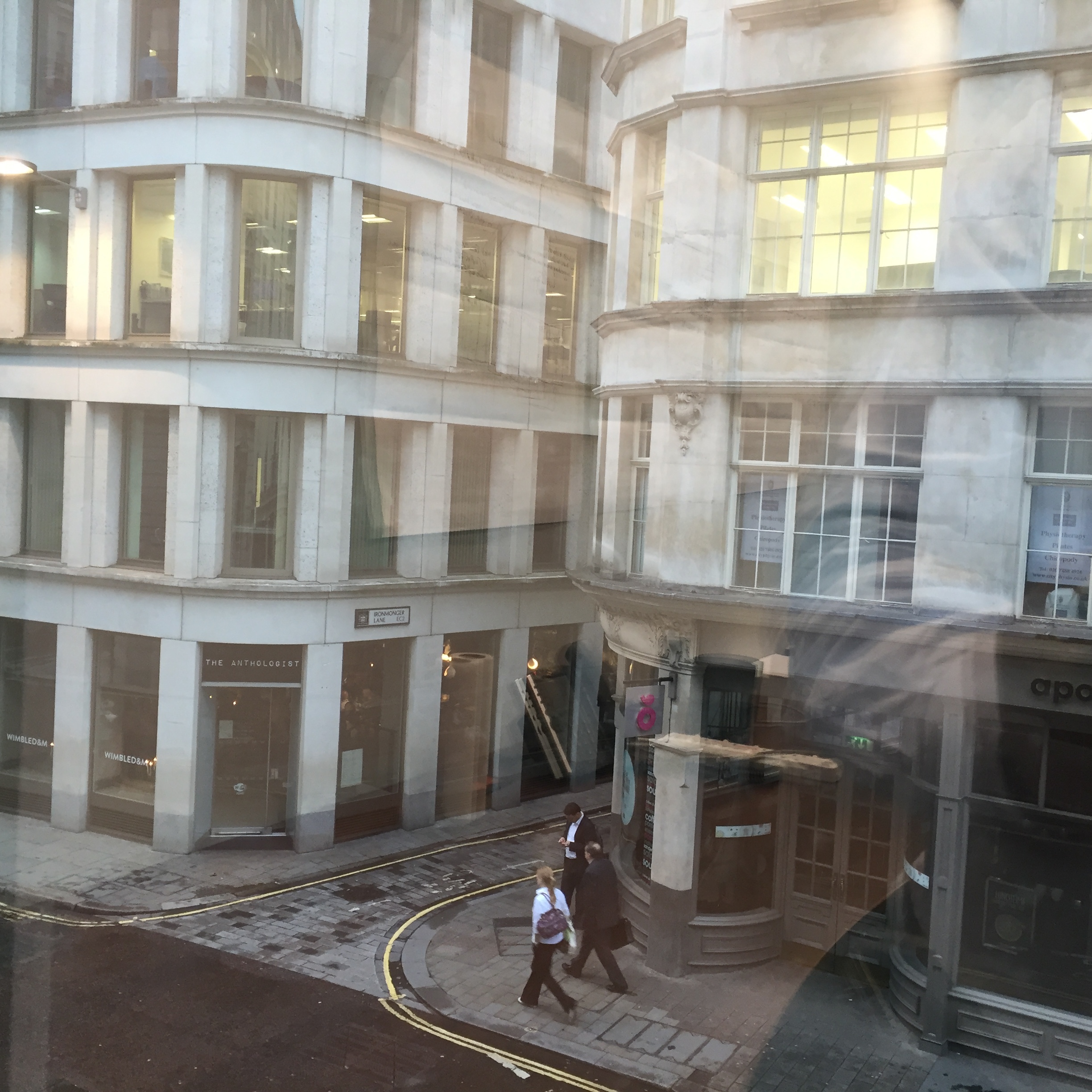 Desks for 6 people available at the Bank, London