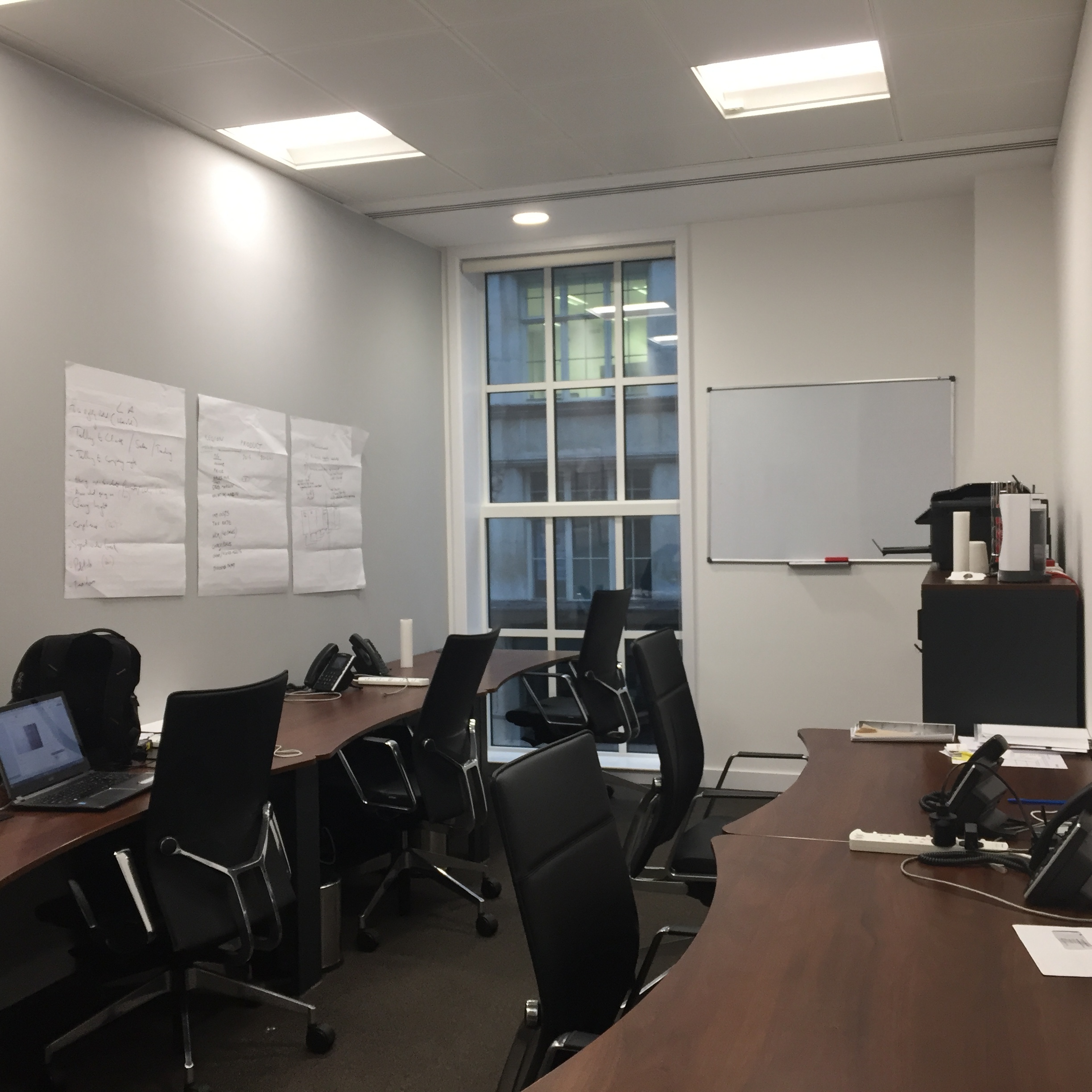 Desks for 6 people available at the Bank, London